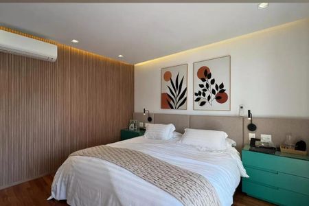 Apartamento à venda com 265m², 4 quartos e 3 vagasCama simples com colchão branco e cortina de tecido, com duas pinturas na parede e uma ar condicionada no canto.