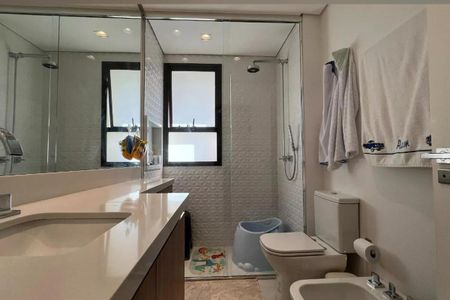 Apartamento à venda com 265m², 4 quartos e 3 vagasBanheiro com piso de porcelanato, vaso sanitário azul e espelho grande.