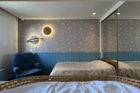 Apartamento à venda com 265m², 4 quartos e 3 vagasQuarto com cama simples, armário e cadeira, com decoração estrelada e iluminação moderna.