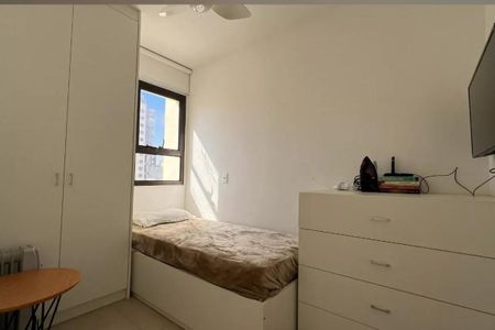 Apartamento à venda com 265m², 4 quartos e 3 vagasQuarto pequeno com cama simples, armário e mesa, com vista para a rua e janela pequena.
