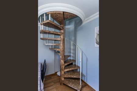Apartamento à venda com 60m², 2 quartos e 1 vaga Apartamento à venda com 60m², 2 quartos e 1 vagaEscada
