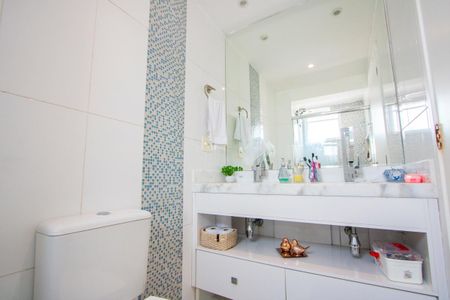 Apartamento à venda com 128m², 3 quartos e 3 vagasBanheiro do quarto 1