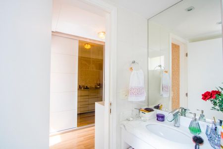 Apartamento à venda com 128m², 3 quartos e 3 vagasBanheiro do quarto 2