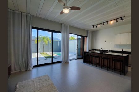Sala de casa de condomínio para alugar com 2 quartos, 180m² em Vargem Grande, Rio de Janeiro