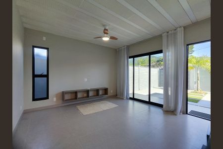Sala de casa de condomínio para alugar com 2 quartos, 180m² em Vargem Grande, Rio de Janeiro