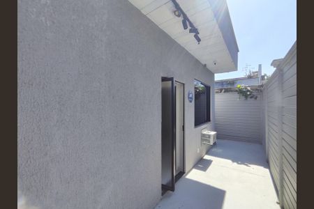 Casa de condomínio para alugar com 180m², 2 quartos e 1 vagaFundos