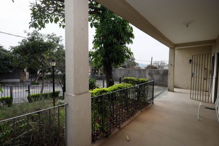 Casa à venda com 110m², 4 quartos e 1 vaga Casa à venda com 110m², 4 quartos e 1 vagaVaranda