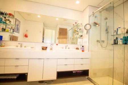 Apartamento à venda com 210m², 3 quartos e 4 vagasBanheiro da Suíte 2
