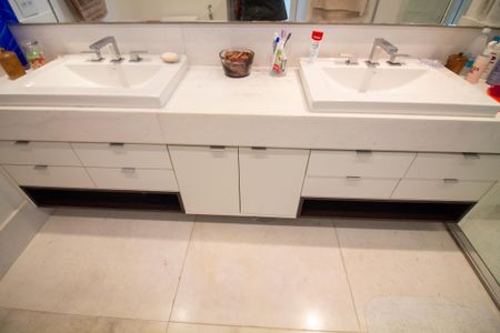 Apartamento à venda com 210m², 3 quartos e 4 vagasBanheiro da Suíte 2