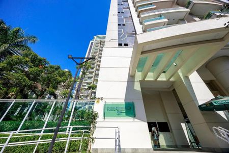 Apartamento à venda com 210m², 3 quartos e 4 vagasFachada e portaria