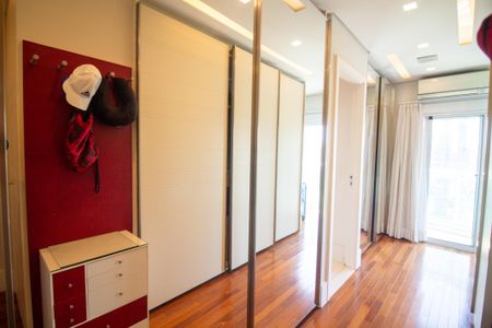 Apartamento à venda com 210m², 3 quartos e 4 vagasCloset da Suíte 2