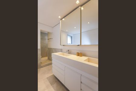 Apartamento à venda com 240m², 3 quartos e 4 vagasBanheiro da Suíte 1