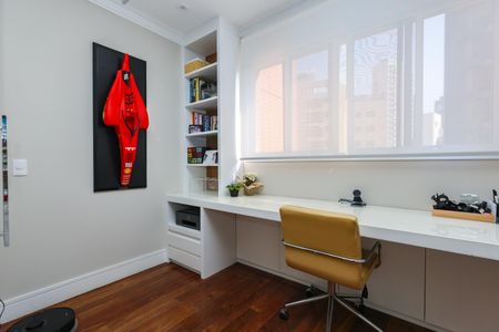 Apartamento à venda com 240m², 3 quartos e 4 vagasEscritório