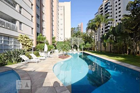 Apartamento à venda com 240m², 3 quartos e 4 vagasÁrea comum - Piscina
