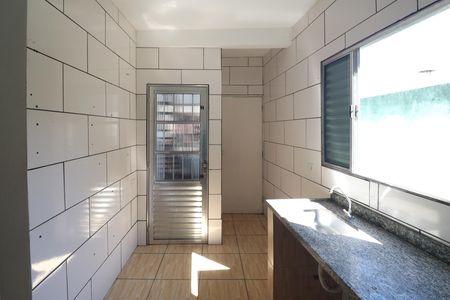 Cozinha  / Tanque de casa para alugar com 2 quartos, 60m² em Jardim Campo Limpo (zona Norte), São Paulo