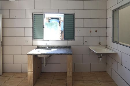 Cozinha  / Tanque de casa para alugar com 2 quartos, 60m² em Jardim Campo Limpo (zona Norte), São Paulo