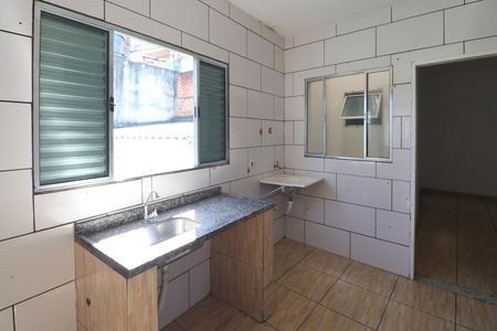 Cozinha  / Tanque de casa para alugar com 2 quartos, 60m² em Jardim Campo Limpo (zona Norte), São Paulo