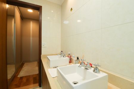 Apartamento à venda com 200m², 3 quartos e 6 vagasBanheiro da Suíte 1