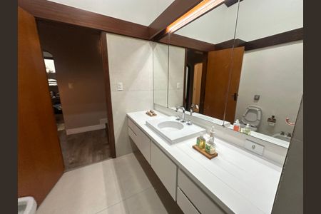 Casa de condomínio para alugar com 400m², 5 quartos e 4 vagasBanheiro da Suíte 1 e 2
