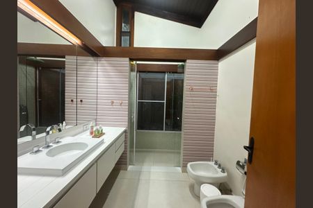 Casa de condomínio para alugar com 400m², 5 quartos e 4 vagasBanheiro da Suíte 1 e 2