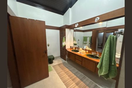 Casa de condomínio para alugar com 400m², 5 quartos e 4 vagasBanheiro da Suíte 4