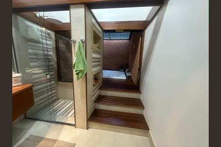 Casa de condomínio para alugar com 400m², 5 quartos e 4 vagasBanheiro da Suíte 4