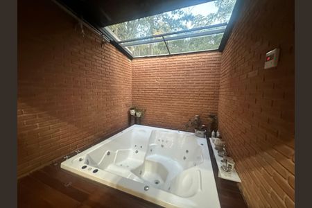 Casa de condomínio para alugar com 400m², 5 quartos e 4 vagasBanheiro da Suíte 4
