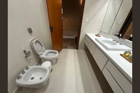 Casa de condomínio para alugar com 400m², 5 quartos e 4 vagasBanheiro da Suíte 1 e 2