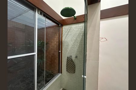 Casa de condomínio para alugar com 400m², 5 quartos e 4 vagasBanheiro da Suíte 1 e 2