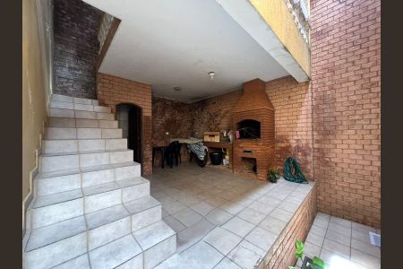Casa à venda com 256m², 4 quartos e 2 vagas Casa à venda com 256m², 4 quartos e 2 vagasÁrea externa
