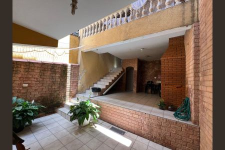 Casa à venda com 256m², 4 quartos e 2 vagas Casa à venda com 256m², 4 quartos e 2 vagasÁrea externa