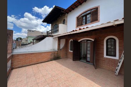 Casa à venda com 256m², 4 quartos e 2 vagas Casa à venda com 256m², 4 quartos e 2 vagasÁrea externa