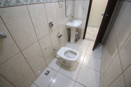 Casa à venda com 335m², 4 quartos e 9 vagasBanheiro 2