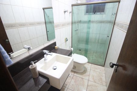 Casa à venda com 335m², 4 quartos e 9 vagasBanheiro 1