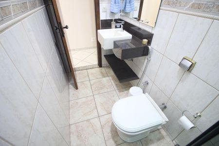 Casa à venda com 335m², 4 quartos e 9 vagasBanheiro 1