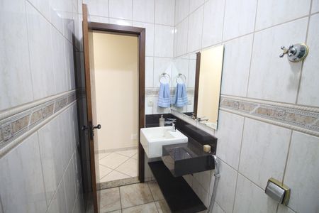 Casa à venda com 335m², 4 quartos e 9 vagasBanheiro 1