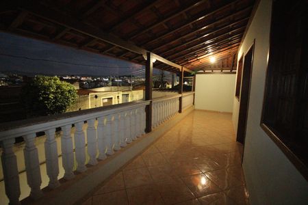 Casa à venda com 335m², 4 quartos e 9 vagasVaranda 2