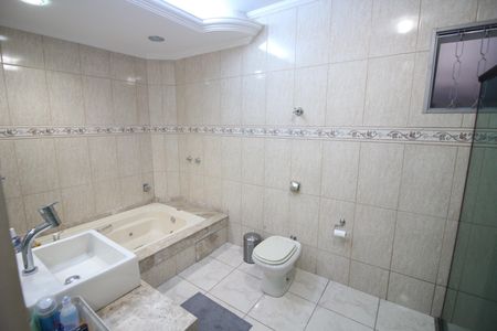 Casa à venda com 335m², 4 quartos e 9 vagasSuite Quarto 1