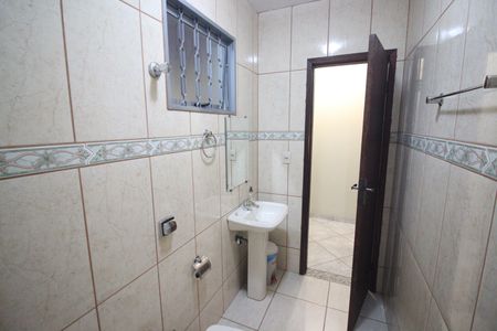 Casa à venda com 335m², 4 quartos e 9 vagasBanheiro 2