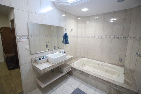 Casa à venda com 335m², 4 quartos e 9 vagasSuite Quarto 1