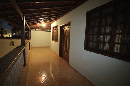 Casa à venda com 335m², 4 quartos e 9 vagasVaranda 2