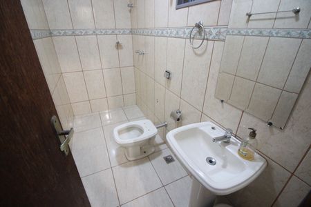 Casa à venda com 335m², 4 quartos e 9 vagasBanheiro 2