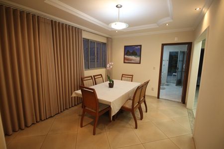 Casa à venda com 335m², 4 quartos e 9 vagasCopa