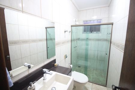 Casa à venda com 335m², 4 quartos e 9 vagasBanheiro 1