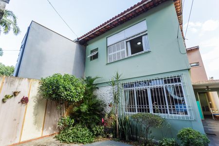 Casa à venda com 220m², 3 quartos e 4 vagas Casa à venda com 220m², 3 quartos e 4 vagasFachada