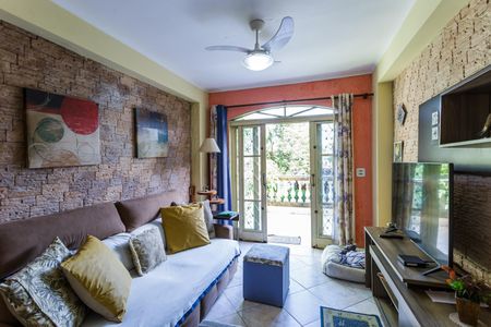 Casa à venda com 220m², 3 quartos e 4 vagas Casa à venda com 220m², 3 quartos e 4 vagasSala de TV