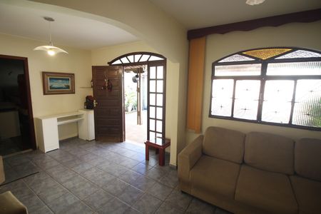 Sala de casa à venda com 3 quartos, 190m² em Conjunto Ademar Maldonado, Belo Horizonte