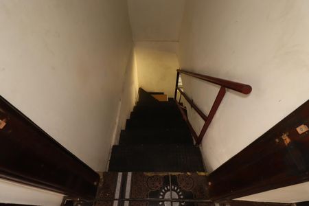 Casa à venda com 100m², 2 quartos e 3 vagasEscada para o piso inferior