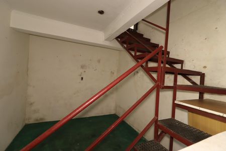 Casa à venda com 100m², 2 quartos e 3 vagasEscada para o piso inferior