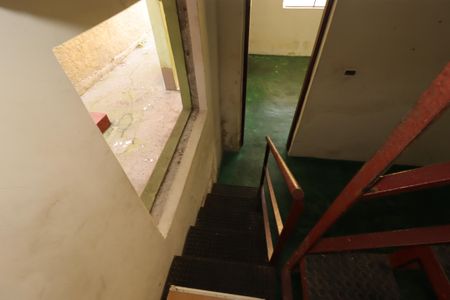 Casa à venda com 100m², 2 quartos e 3 vagasEscada para o piso inferior